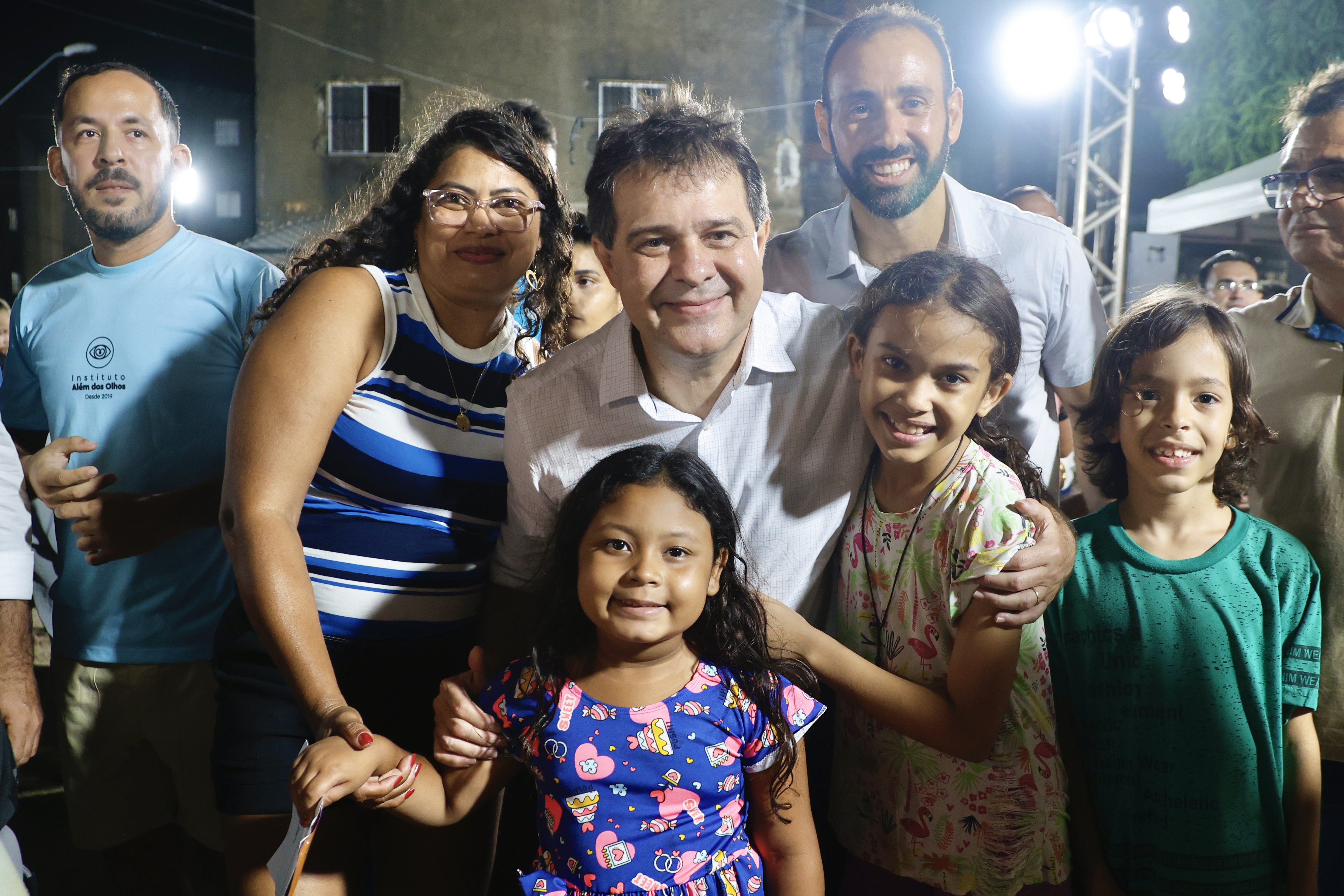 grupo de pessoas posa para a foto